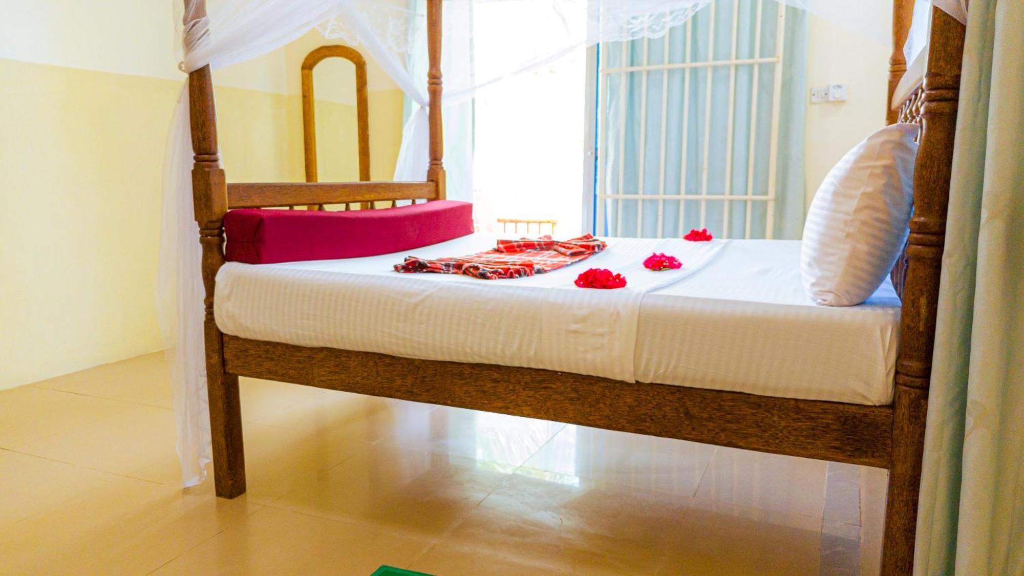 Sands Inn Hotel Pwani Mchangani Exteriör bild